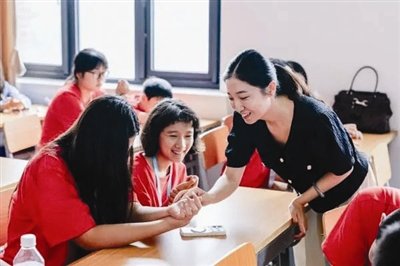 一群远道而来