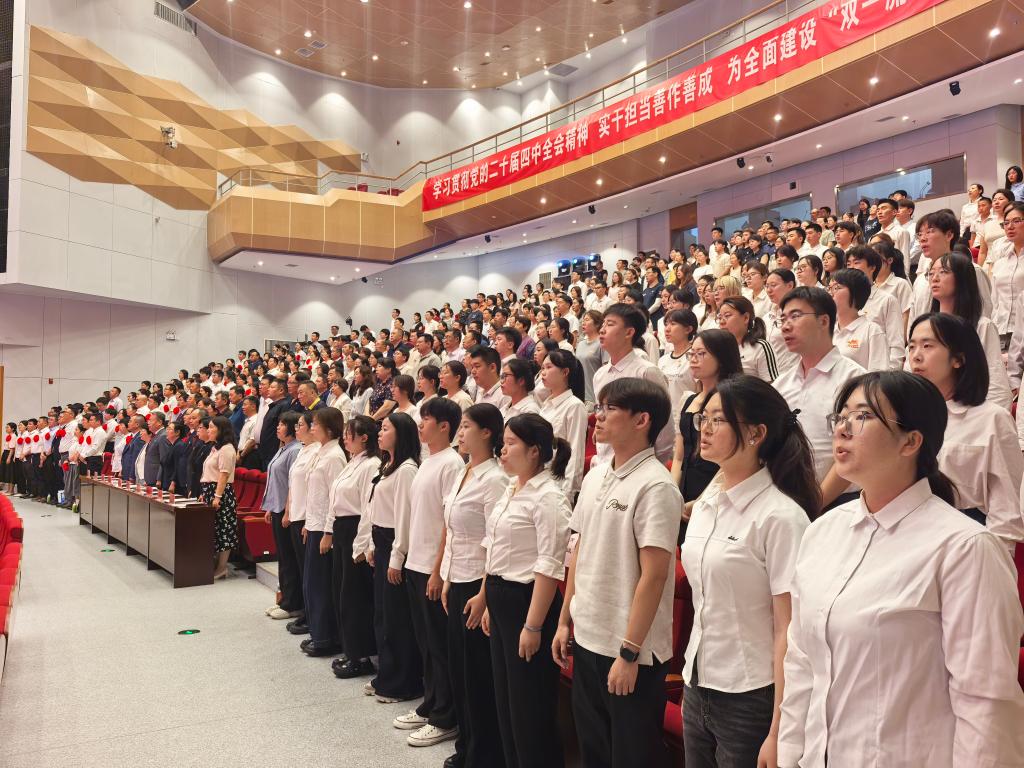 铿锵誓言彰显了天中党员赓续红色血脉