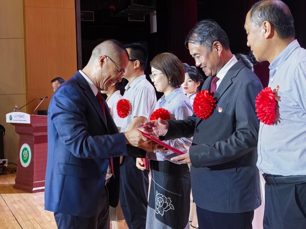 引导全场党员从中国共产党人的精神谱系