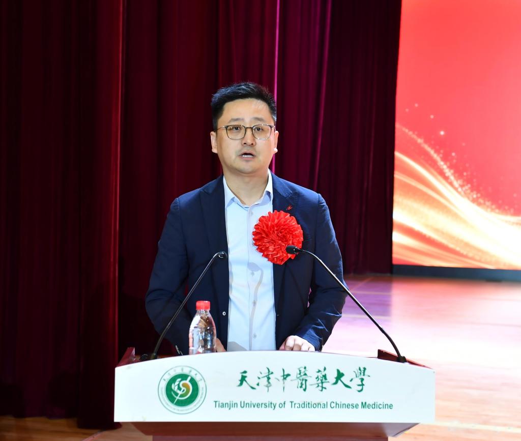校领导与老党员共同为新入党师生代表佩