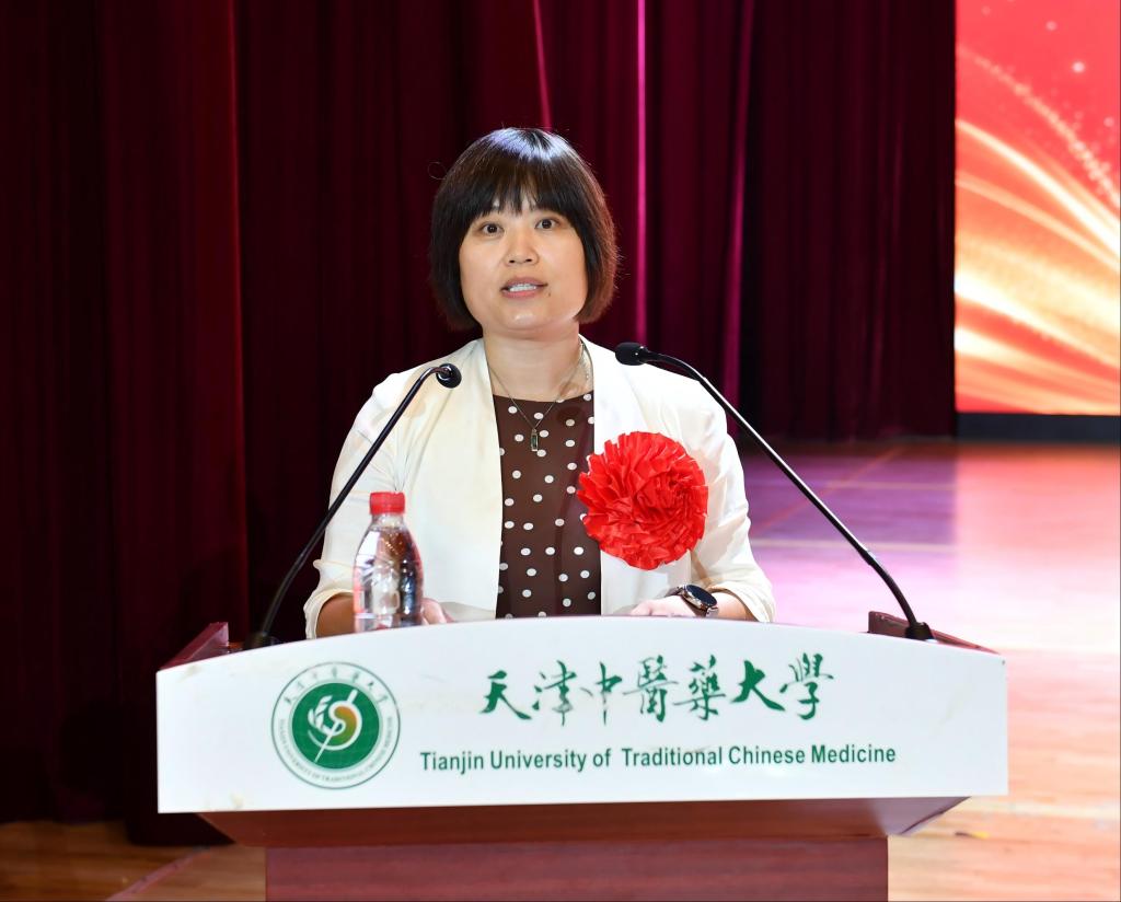 朱予民两位老党员颁发纪念章并献花