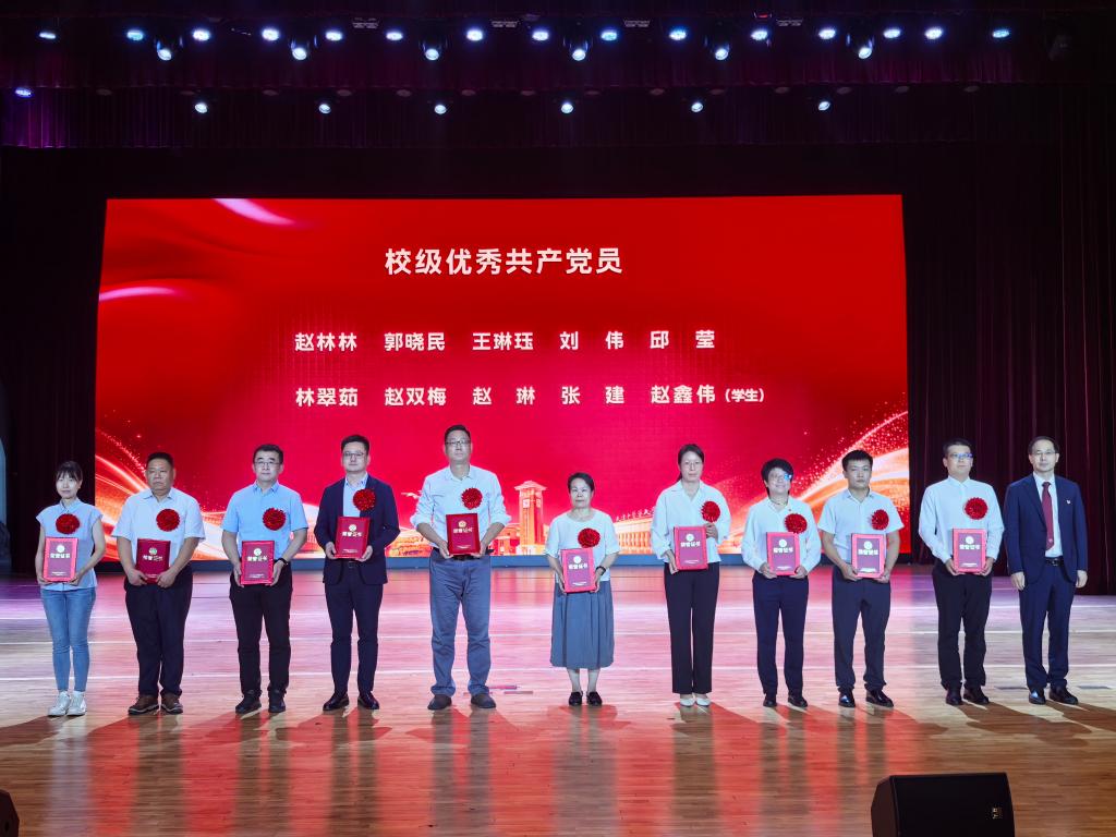 大会在雄壮的国歌声中拉开帷幕