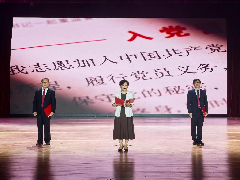 刘革生书记为“光荣在党50年”纪念章